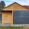 Garaż drewniany 5x6 m - ściany deska płaska "Dąb" + dodatkowe zadaszenie 2,5x1m - brama uchylna grafit
