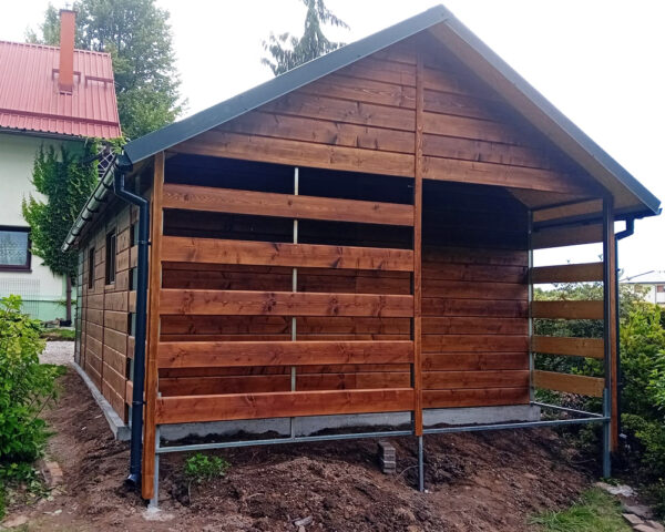Garaż drewniany dwuspadowy 4,5 x 6,5 m - Tikkurila Medium Nut + wiata z tyłu (blachodachówka, orynnowanie) - obrazek 5