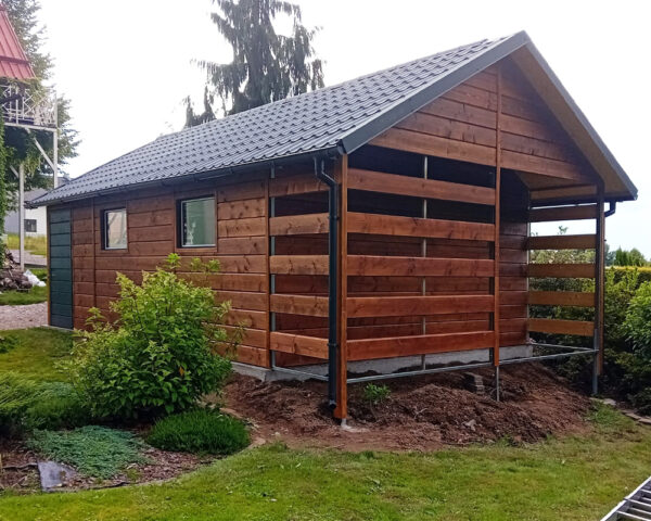 Garaż drewniany dwuspadowy 4,5 x 6,5 m - Tikkurila Medium Nut + wiata z tyłu (blachodachówka, orynnowanie) - obrazek 3