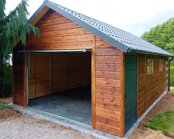 Garaż drewniany dwuspadowy 4,5 x 6,5 m - Tikkurila Medium Nut + wiata z tyłu (blachodachówka, orynnowanie) - obrazek 4