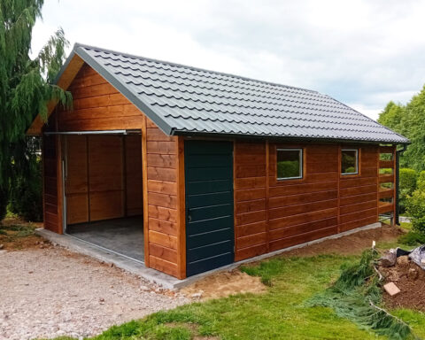Garaż drewniany dwuspadowy 4,5 x 6,5 m - Tikkurila Medium Nut + wiata z tyłu (blachodachówka, orynnowanie)